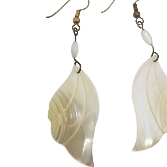 VINTAGE ART DECO REVIVAL CARVED MOTHER OF PEARL WING DROP HOOK EARRINGS - Picture 5 of 6